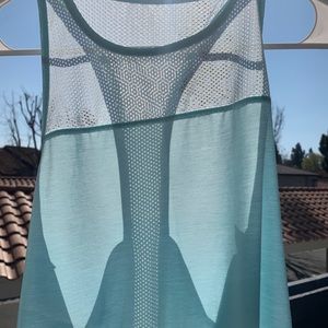 🍓Athleta Beautiful light blue top